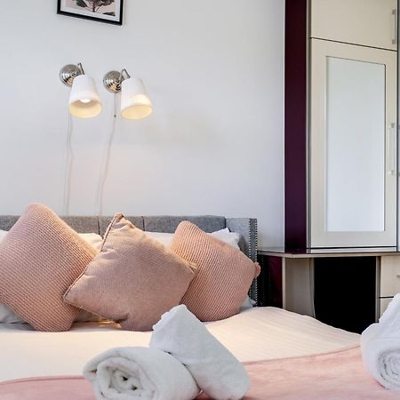 Foxherne 5Bdr 3Ba Serviced House With Parking - Slough By 360Stays المظهر الخارجي الصورة