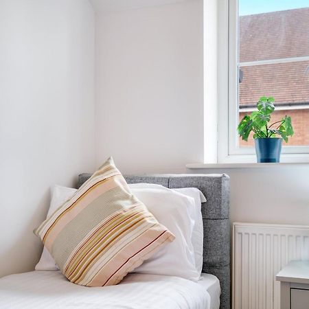 Foxherne 5Bdr 3Ba Serviced House With Parking - Slough By 360Stays المظهر الخارجي الصورة