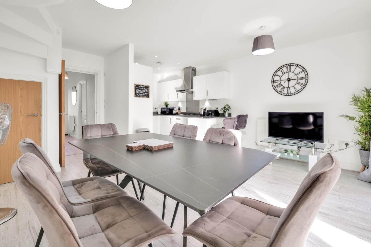 Foxherne 5Bdr 3Ba Serviced House With Parking - Slough By 360Stays المظهر الخارجي الصورة