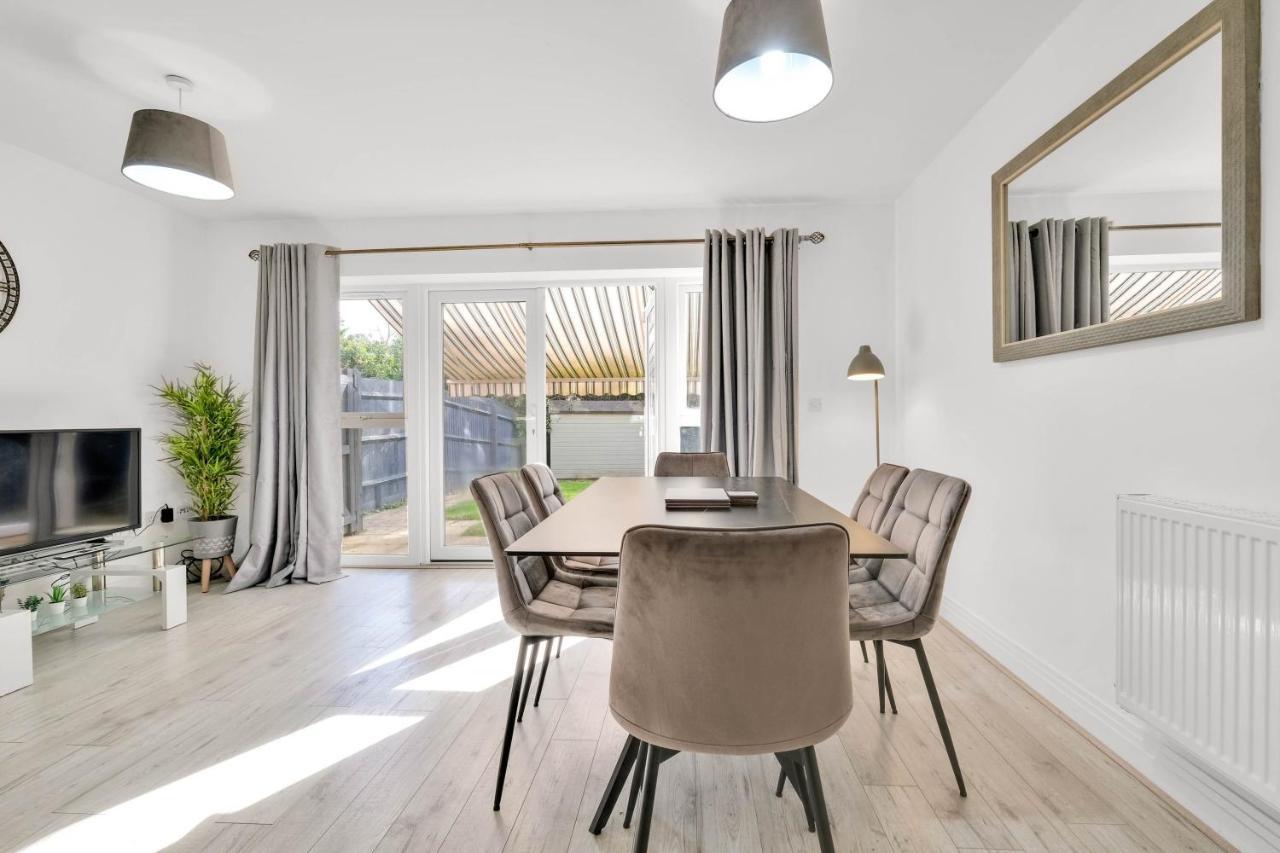 Foxherne 5Bdr 3Ba Serviced House With Parking - Slough By 360Stays المظهر الخارجي الصورة