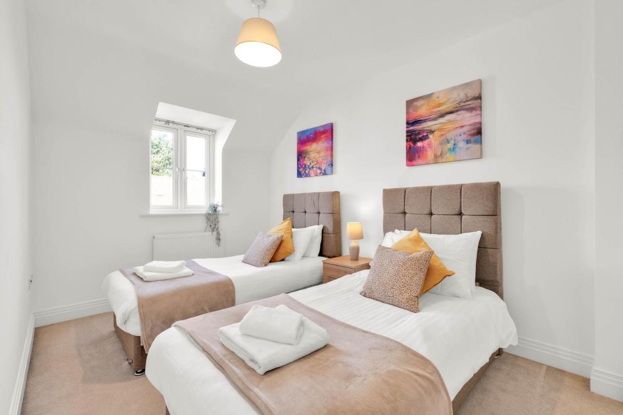 Foxherne 5Bdr 3Ba Serviced House With Parking - Slough By 360Stays المظهر الخارجي الصورة