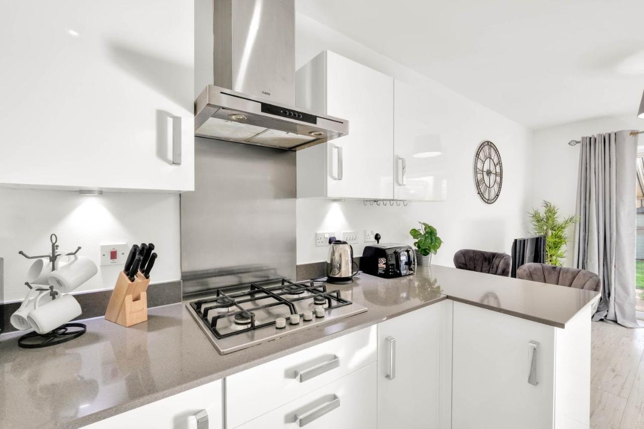 Foxherne 5Bdr 3Ba Serviced House With Parking - Slough By 360Stays المظهر الخارجي الصورة
