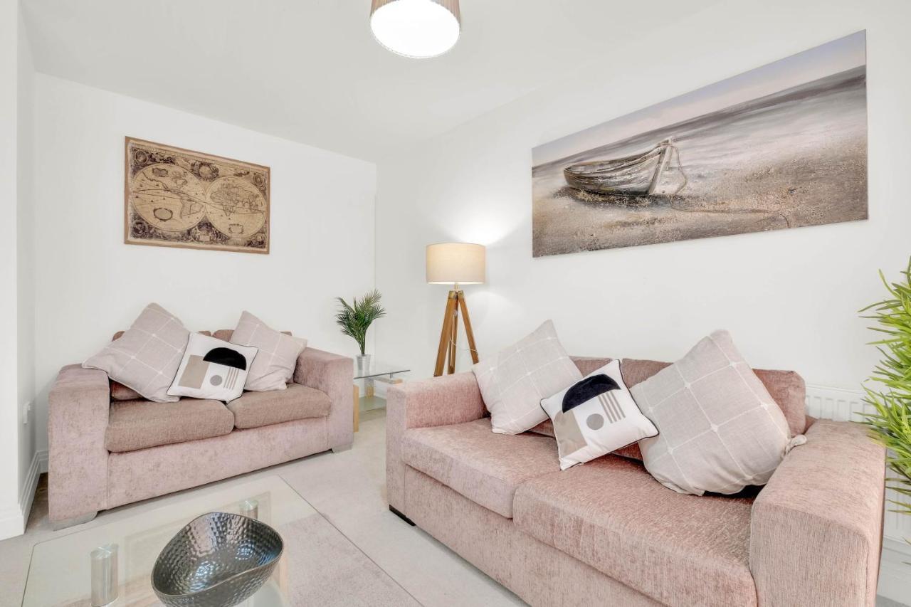 Foxherne 5Bdr 3Ba Serviced House With Parking - Slough By 360Stays المظهر الخارجي الصورة