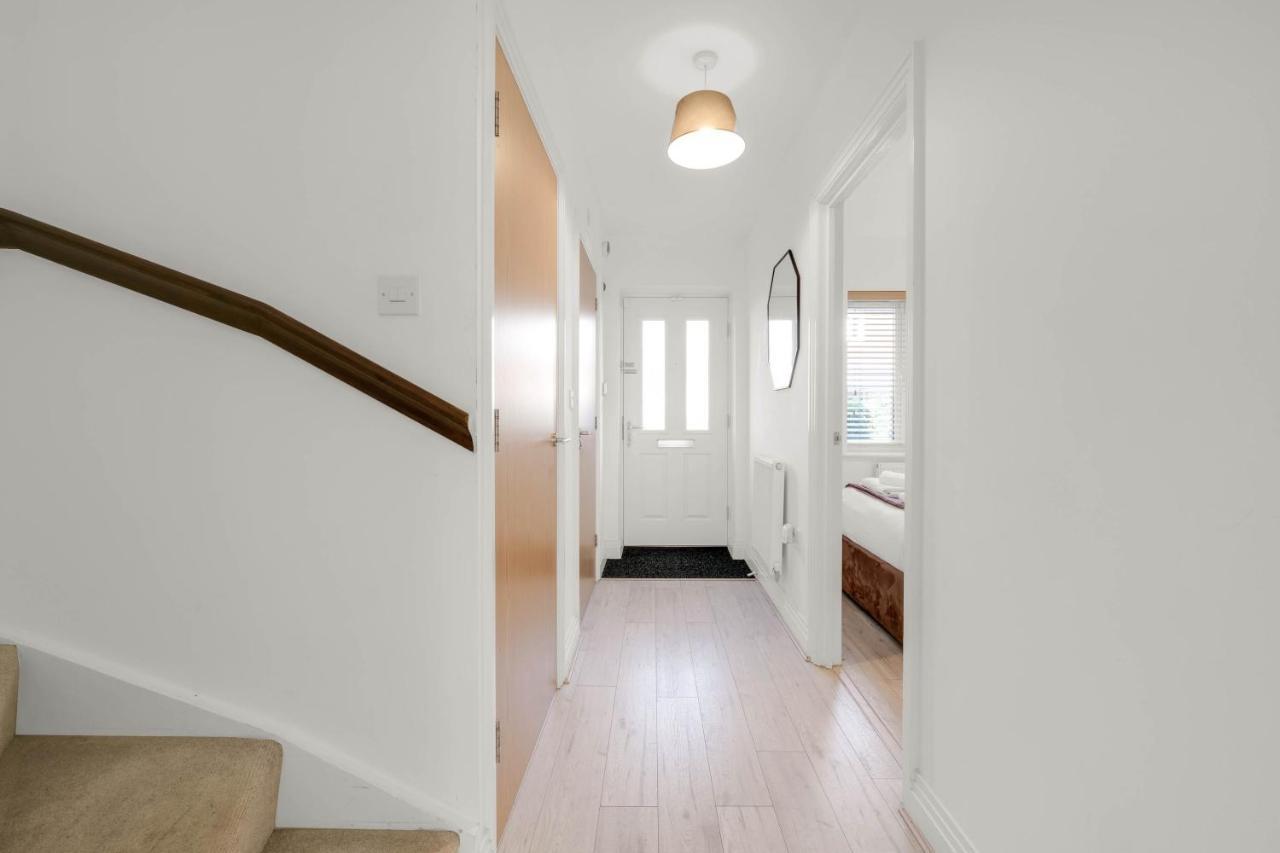 Foxherne 5Bdr 3Ba Serviced House With Parking - Slough By 360Stays المظهر الخارجي الصورة