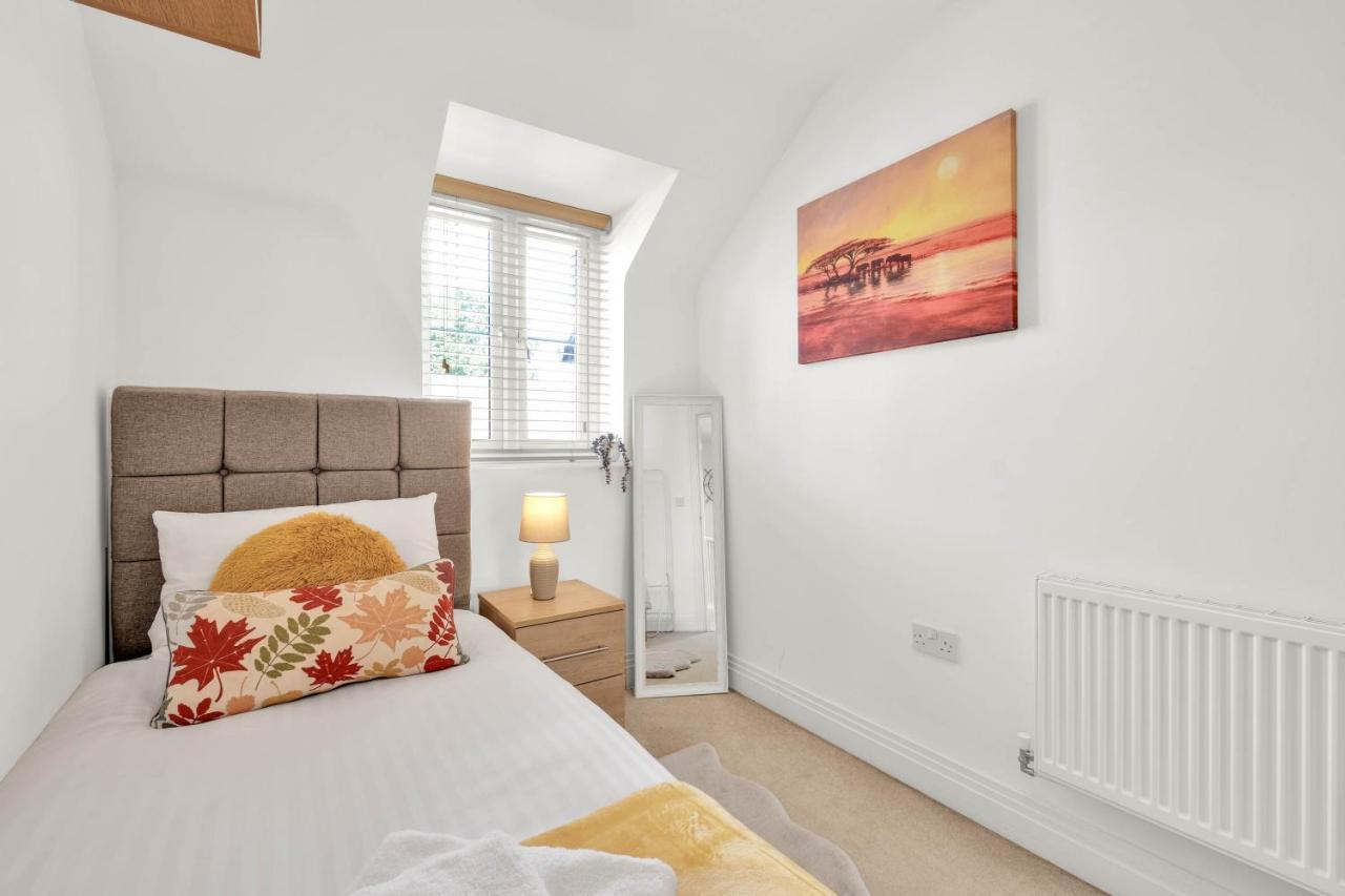 Foxherne 5Bdr 3Ba Serviced House With Parking - Slough By 360Stays المظهر الخارجي الصورة