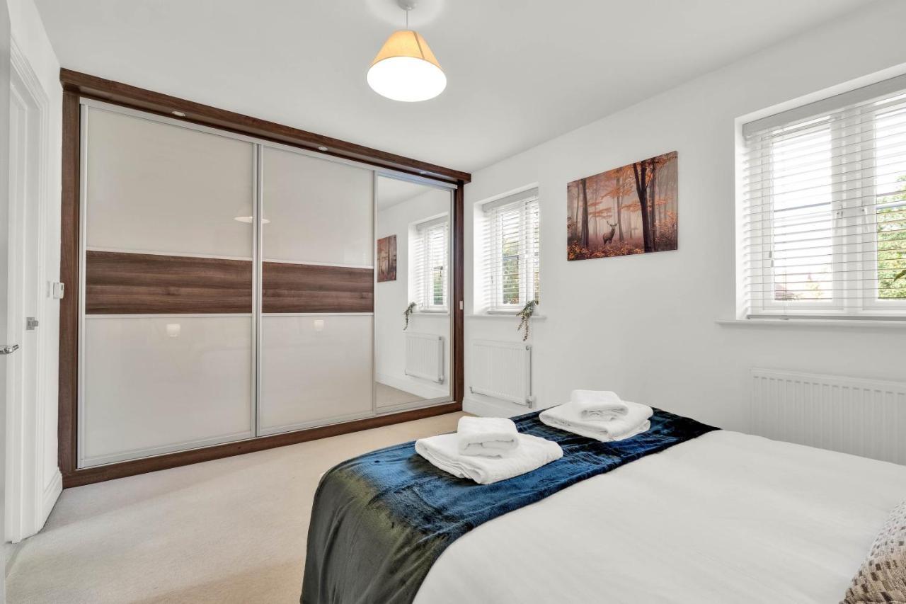 Foxherne 5Bdr 3Ba Serviced House With Parking - Slough By 360Stays المظهر الخارجي الصورة
