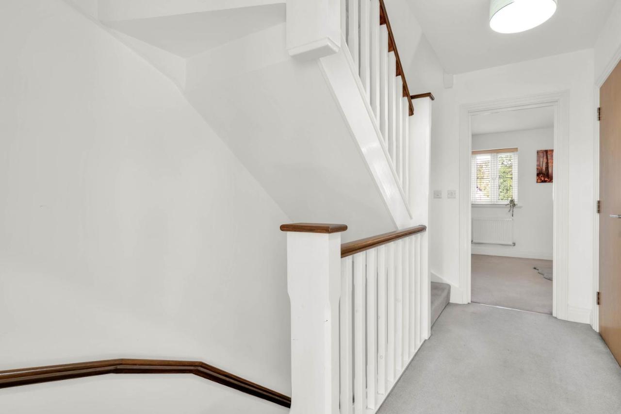 Foxherne 5Bdr 3Ba Serviced House With Parking - Slough By 360Stays المظهر الخارجي الصورة