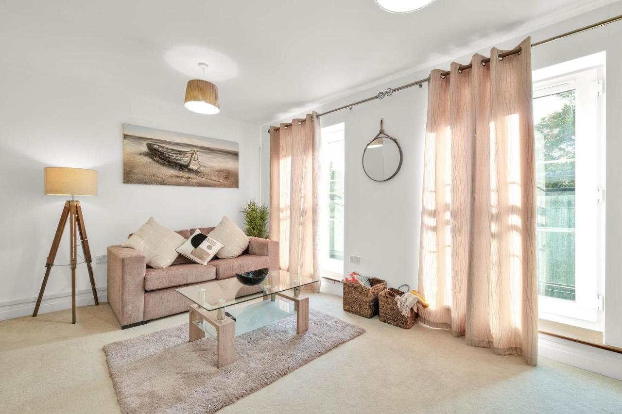Foxherne 5Bdr 3Ba Serviced House With Parking - Slough By 360Stays المظهر الخارجي الصورة