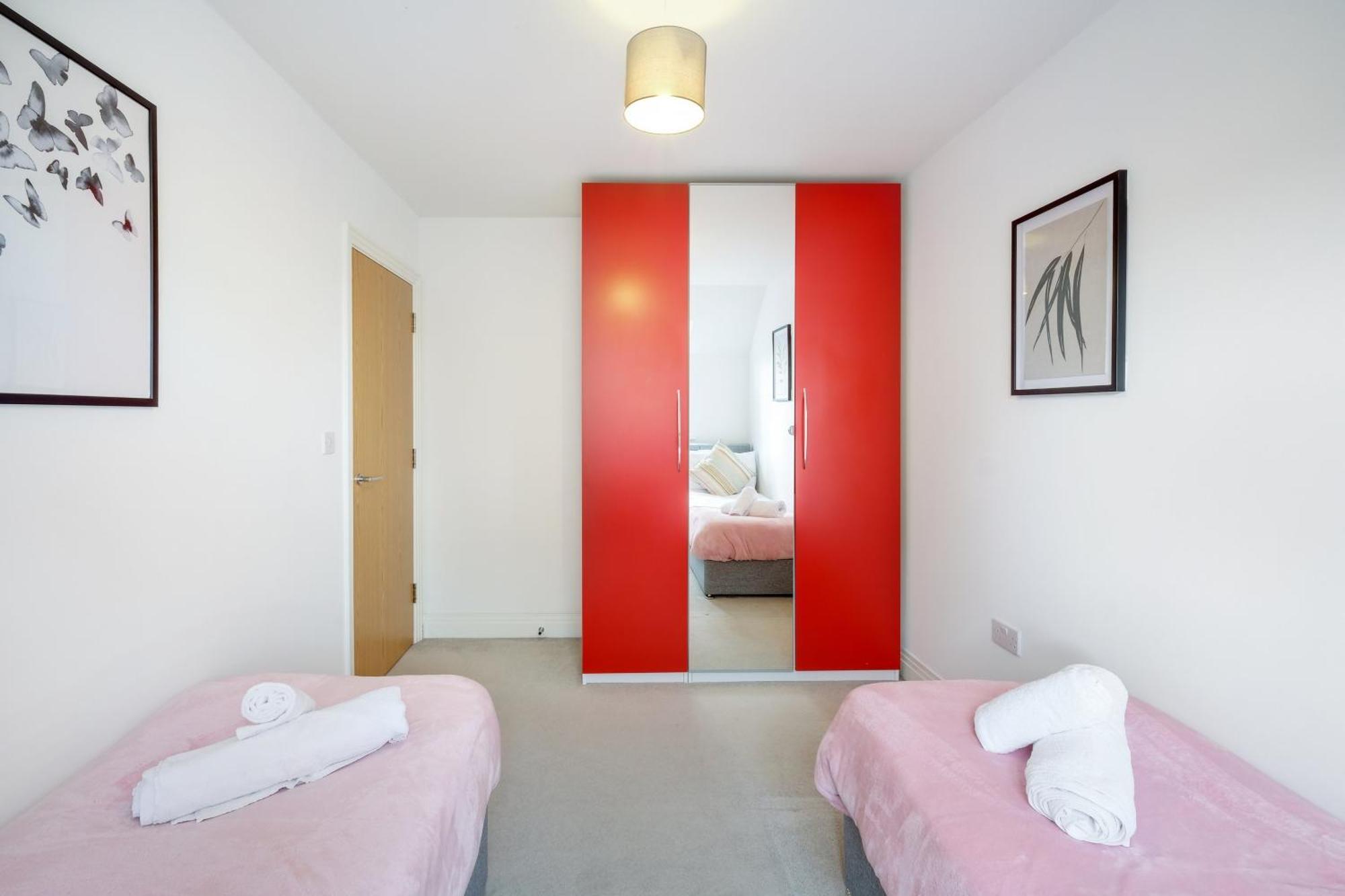 Foxherne 5Bdr 3Ba Serviced House With Parking - Slough By 360Stays المظهر الخارجي الصورة