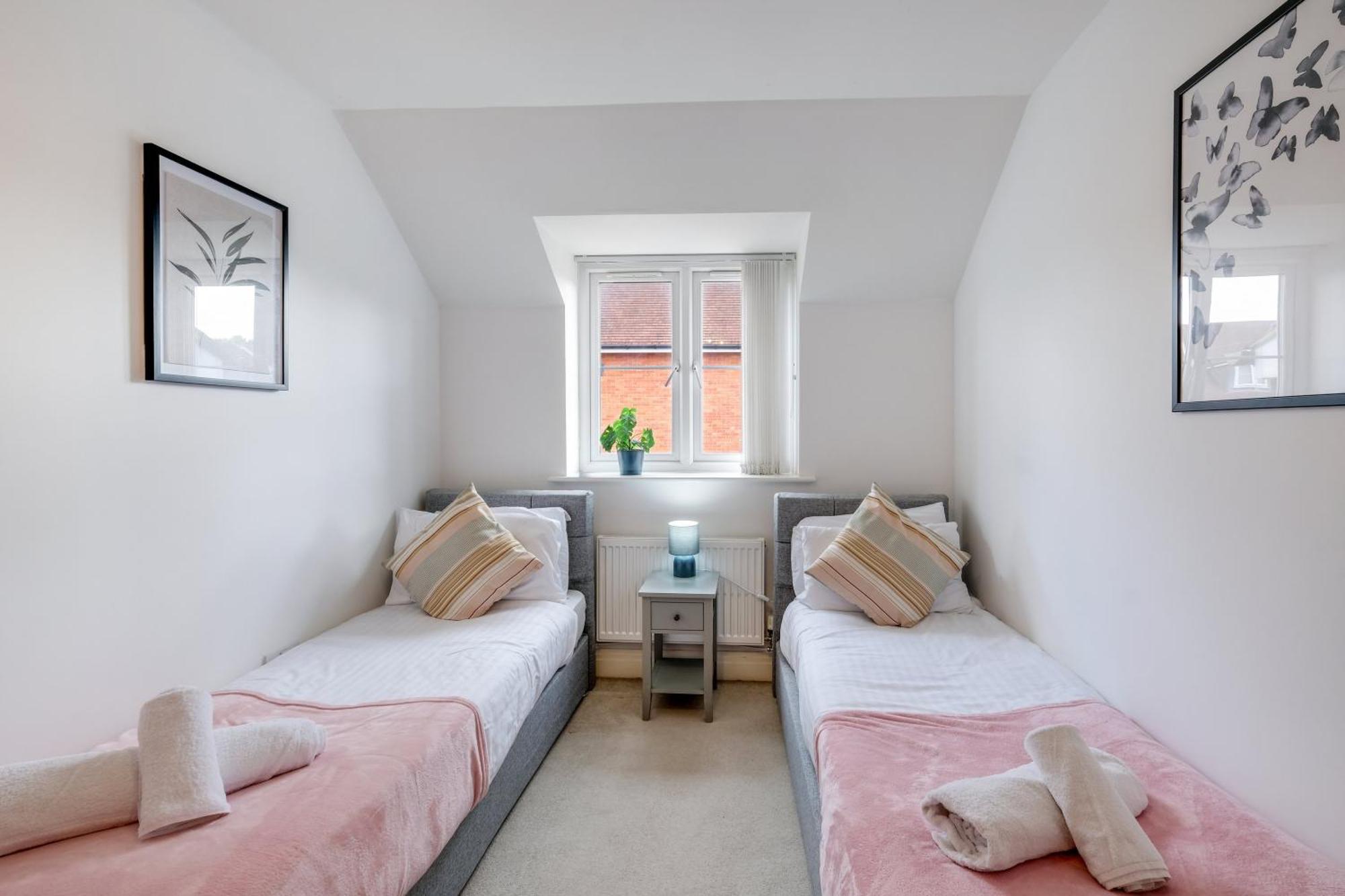 Foxherne 5Bdr 3Ba Serviced House With Parking - Slough By 360Stays المظهر الخارجي الصورة