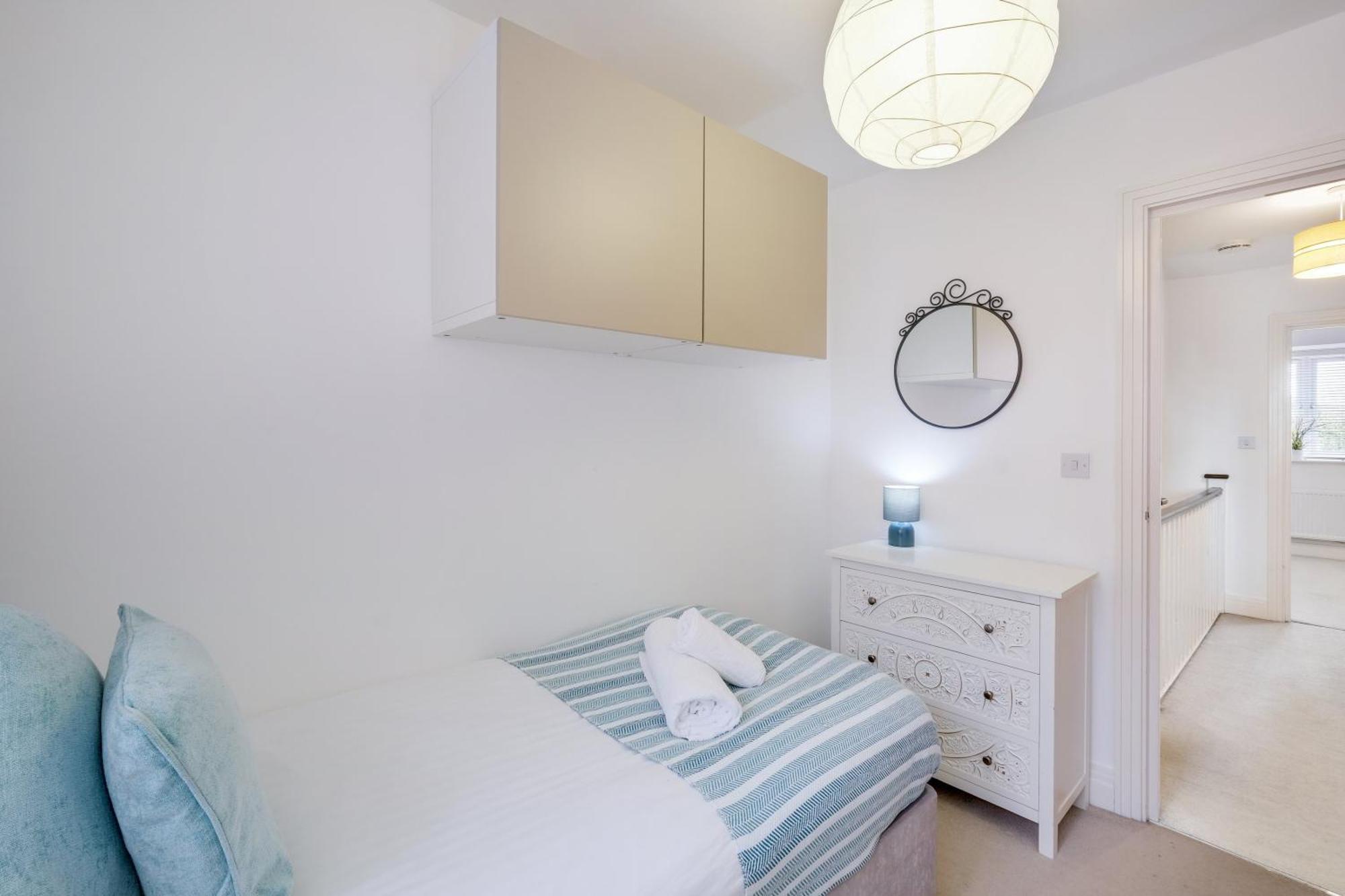 Foxherne 5Bdr 3Ba Serviced House With Parking - Slough By 360Stays المظهر الخارجي الصورة