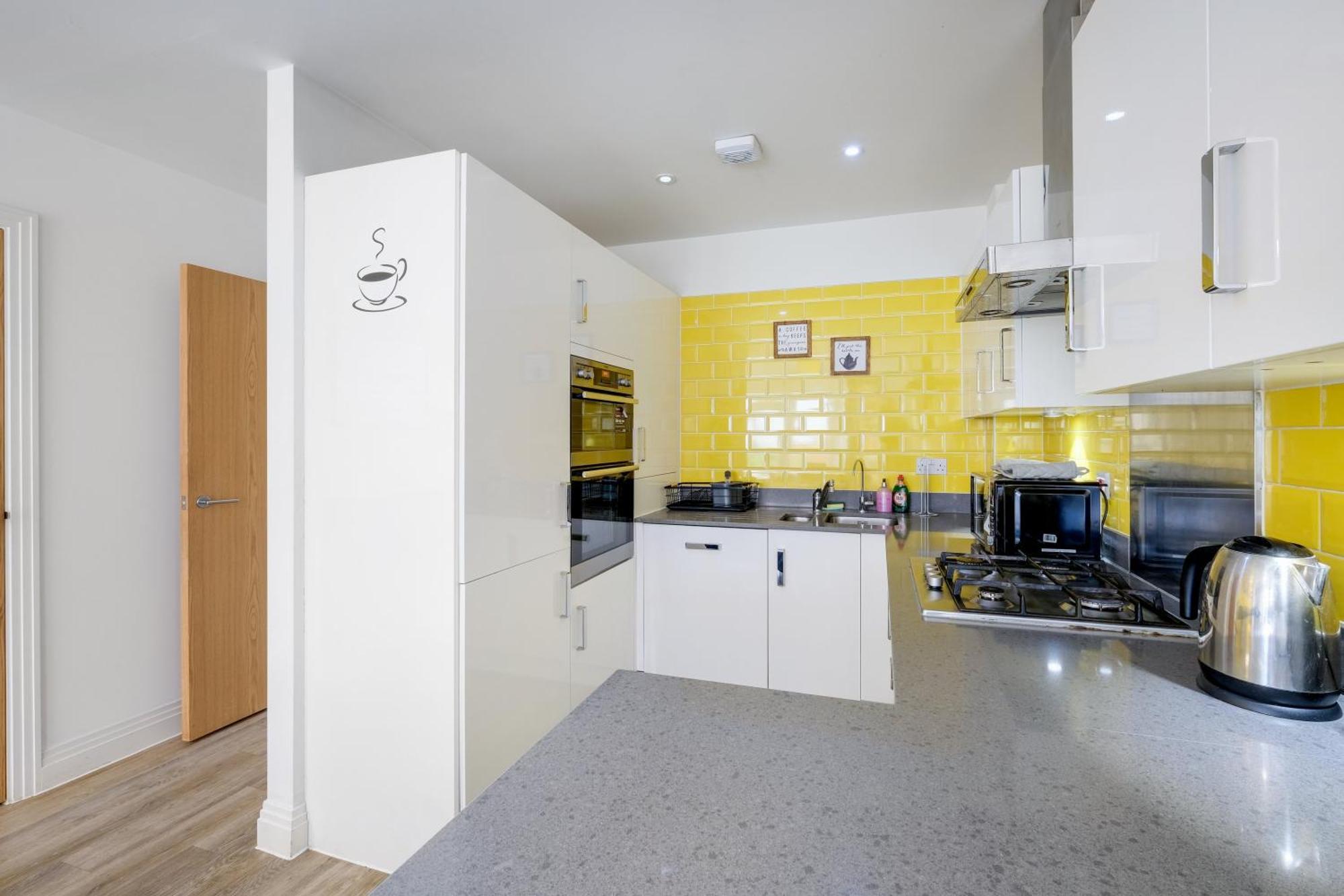 Foxherne 5Bdr 3Ba Serviced House With Parking - Slough By 360Stays المظهر الخارجي الصورة