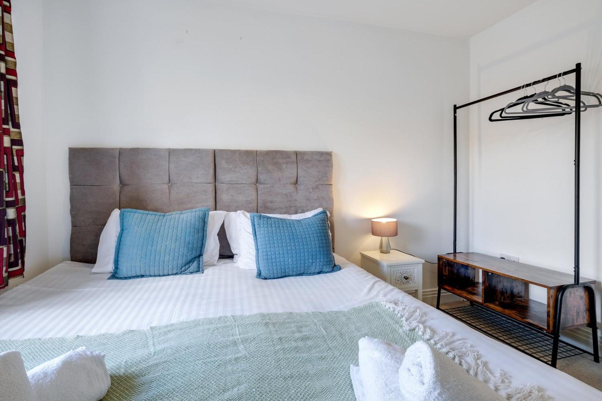 Foxherne 5Bdr 3Ba Serviced House With Parking - Slough By 360Stays المظهر الخارجي الصورة