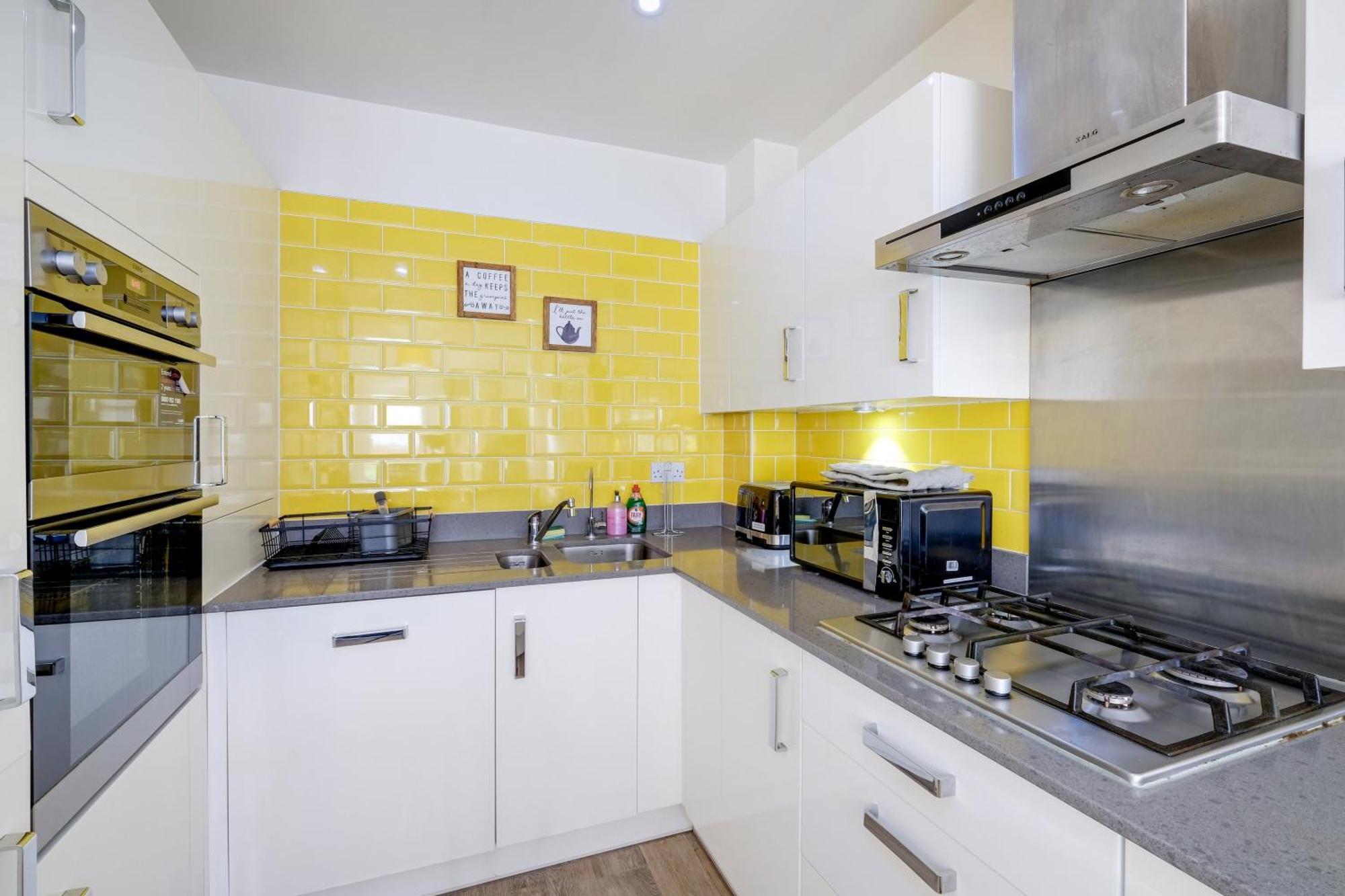 Foxherne 5Bdr 3Ba Serviced House With Parking - Slough By 360Stays المظهر الخارجي الصورة