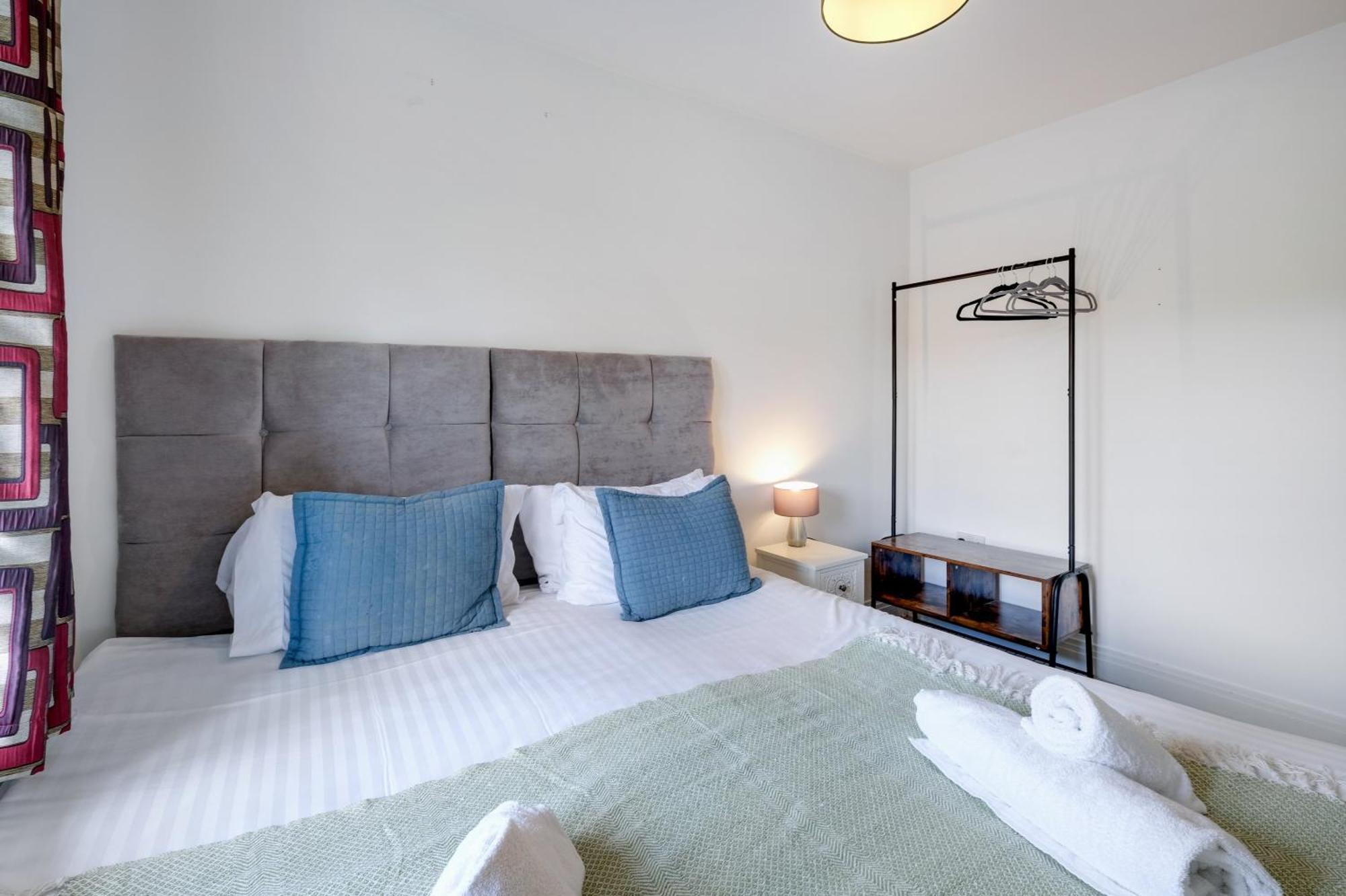 Foxherne 5Bdr 3Ba Serviced House With Parking - Slough By 360Stays المظهر الخارجي الصورة